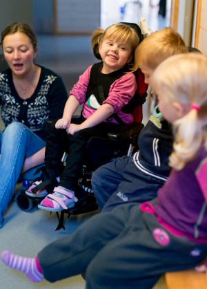 barn-i-rullestol-sitter-i-samme-hoyde-som-to-andre-barn-i-samlingsstund-morten-brun.jpg