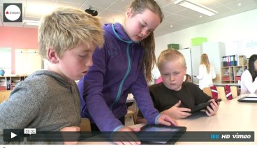 tre elever som bruker iPad i undervisningen
