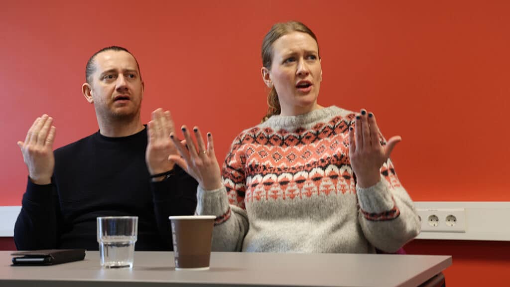 Mor og far til Emma som gjør tegn på "Se mitt språk" tegnspråkopplæring