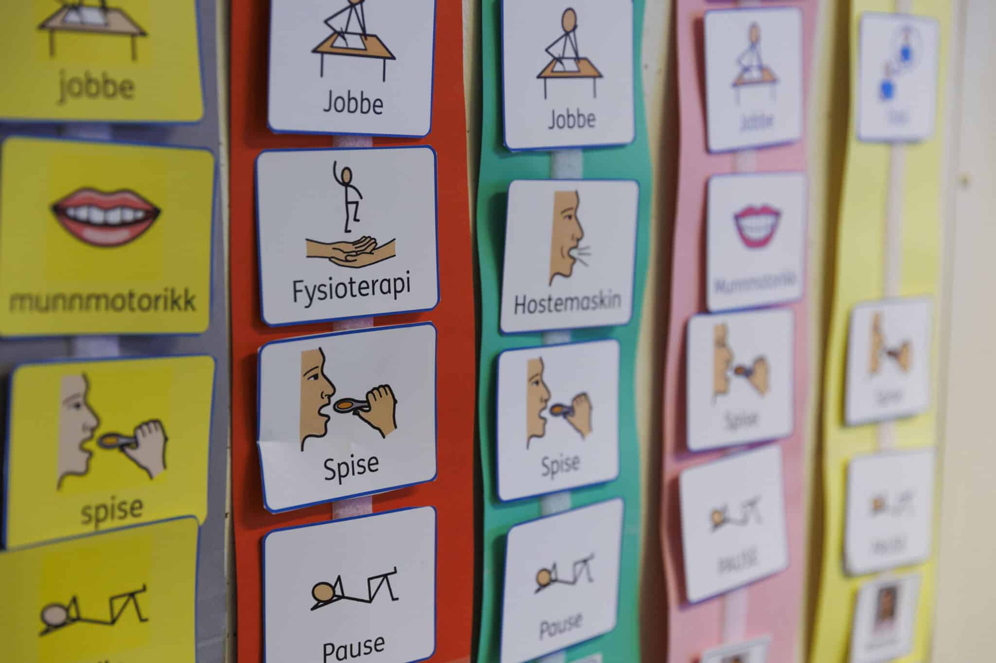 Remser med grafiske symboler hengende på en vegg