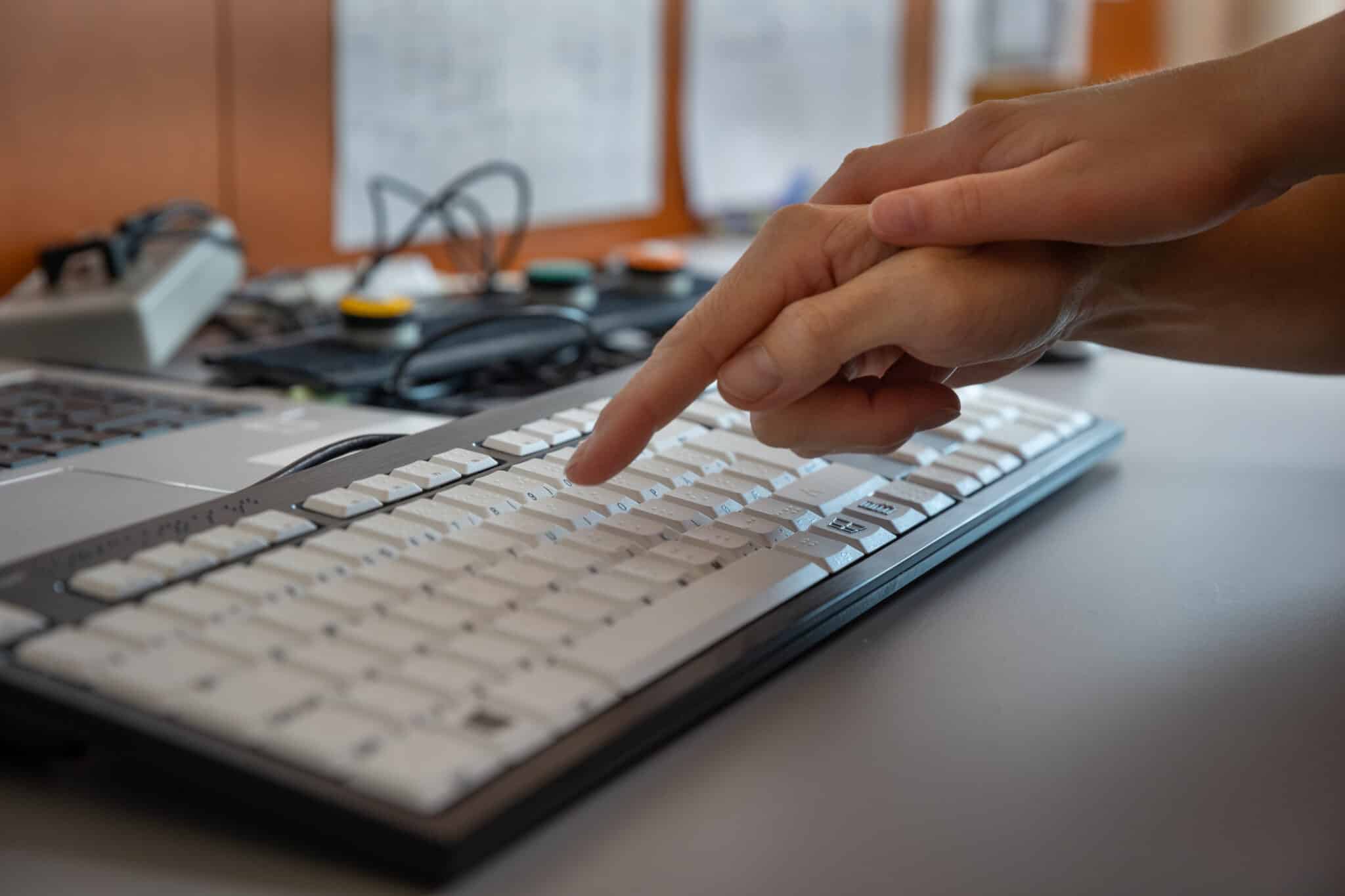 En elev som kjenner på et tastatur