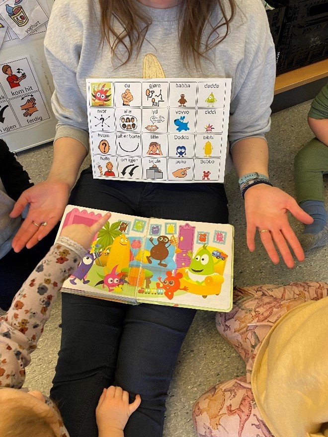 Leser bok men hjelp av tematavle