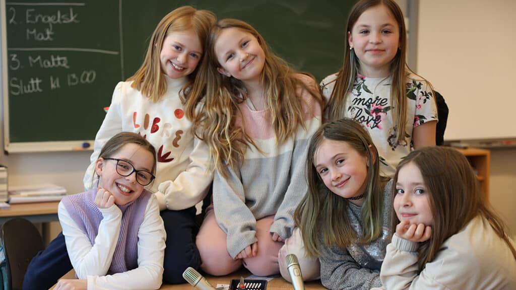 Emma med fem av sine klassevenninner