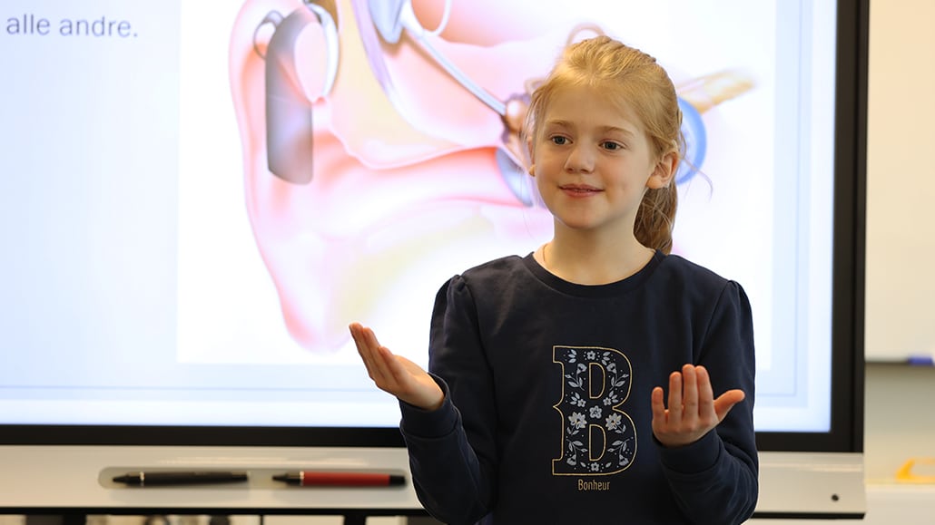 Emma står ved tavlen