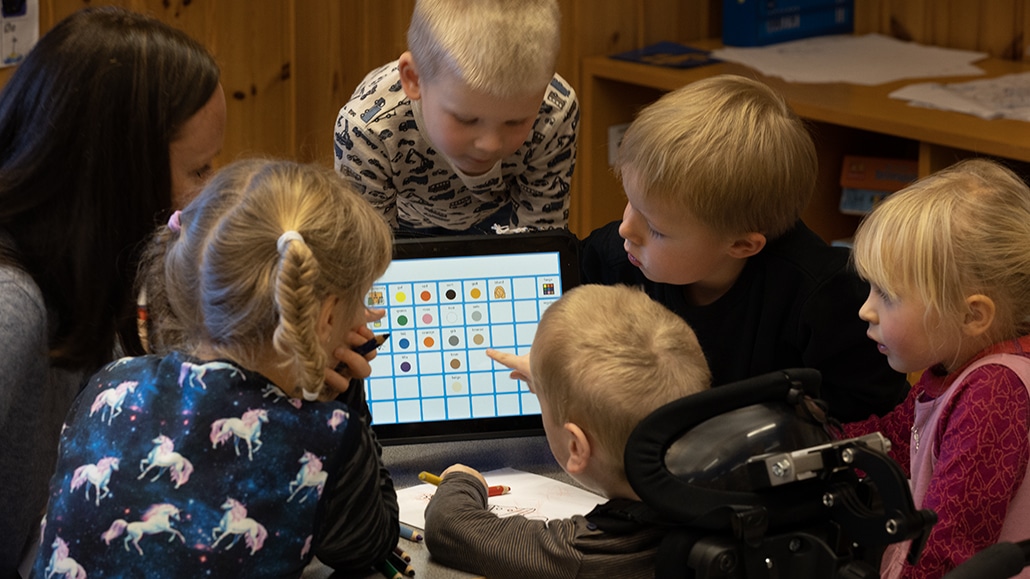 Barn som er rundt en talemaskin