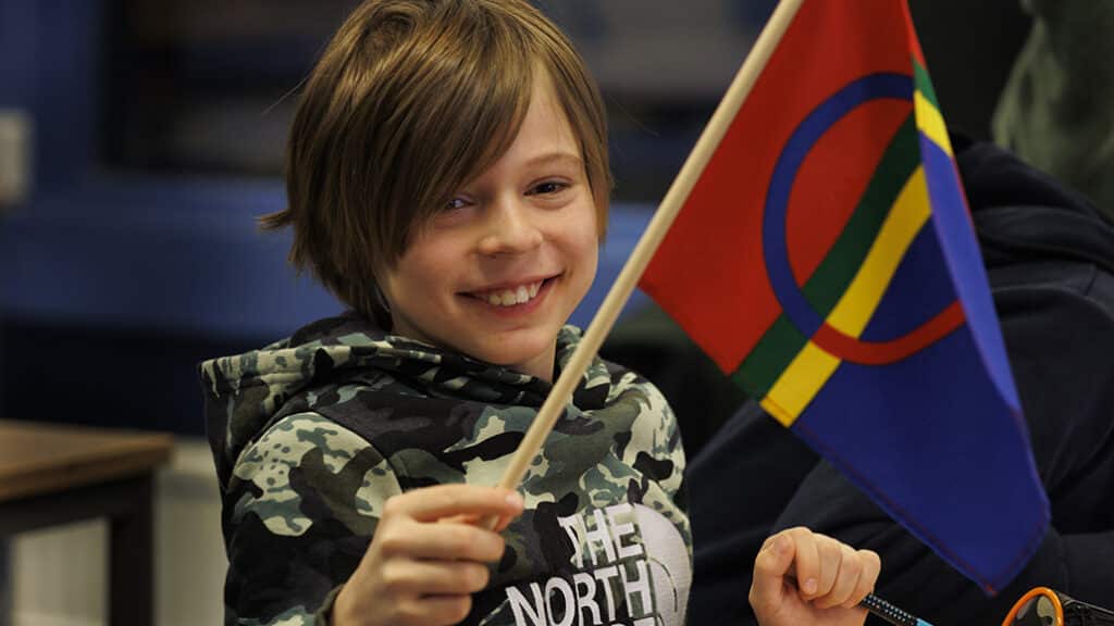 Samisk elev på pult med samisk flagg