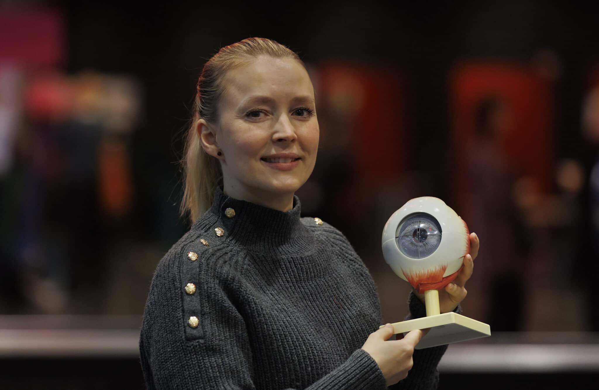 Anelin Lund Warholm som holder en modell av et øye