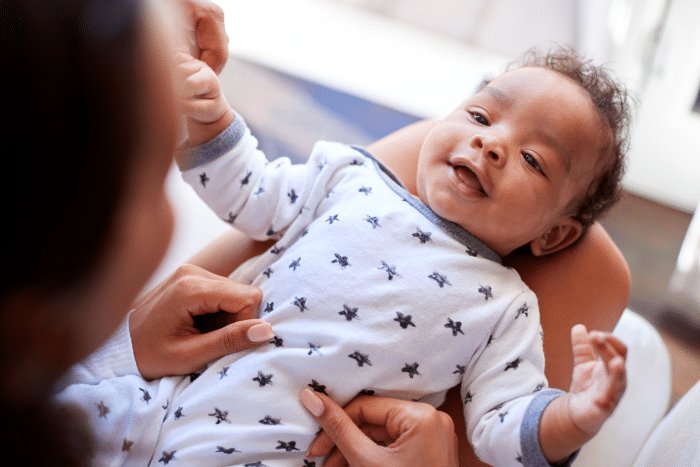 Forelder kommuniserer med baby