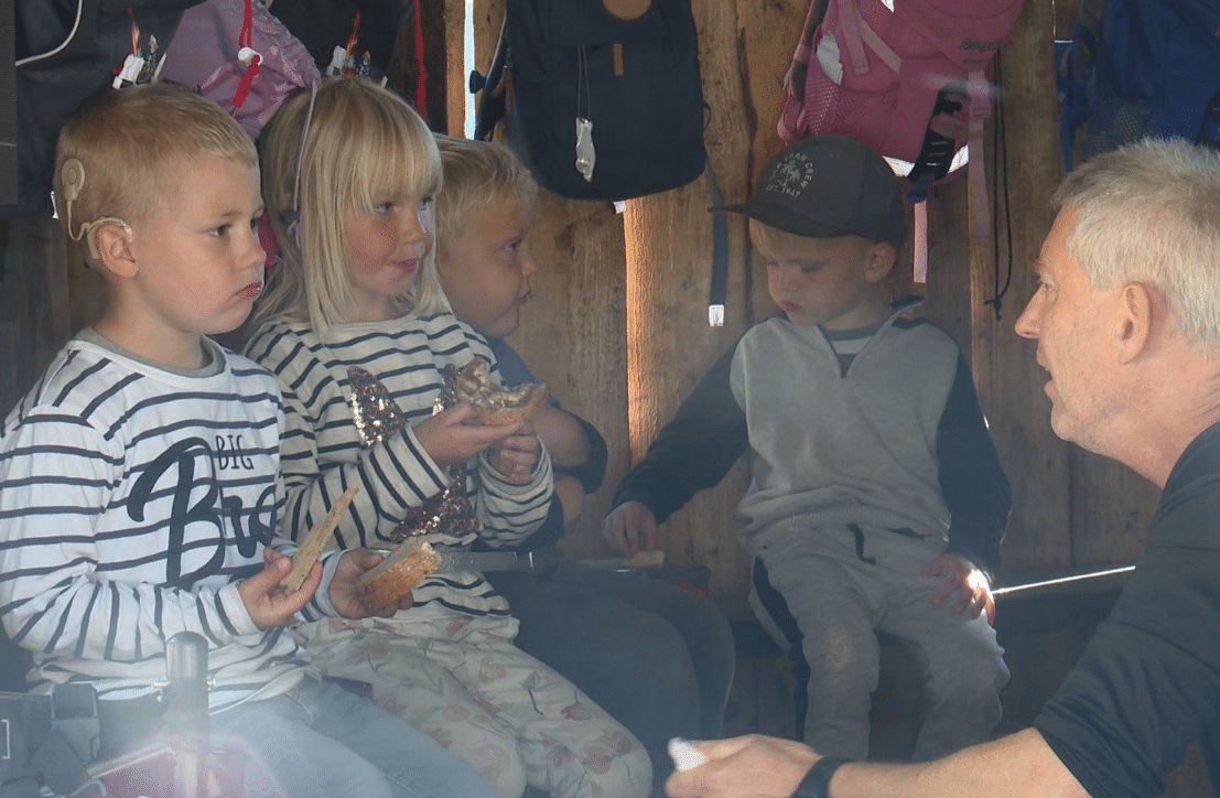 Barnehagebarn på tur sammen med en barnehageansatt