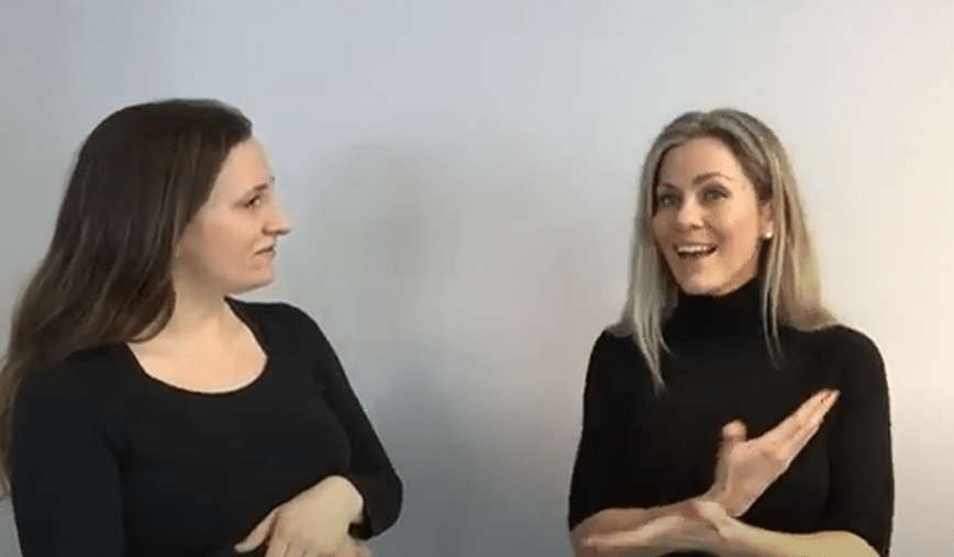 bilde fra film, dame som bruker tegnspråk