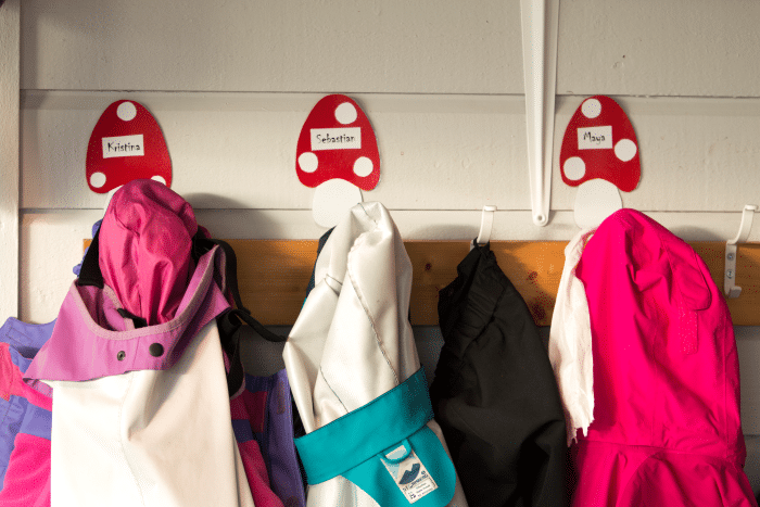 yttertøy i garderobe i barnehage