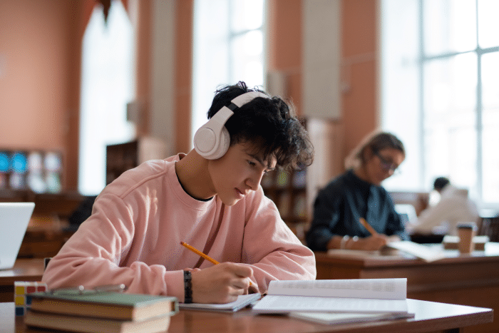 Gutt med hodetelefoner i klasserom