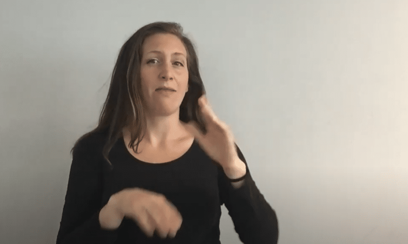 bilde fra film, dame som bruker tegnspråk