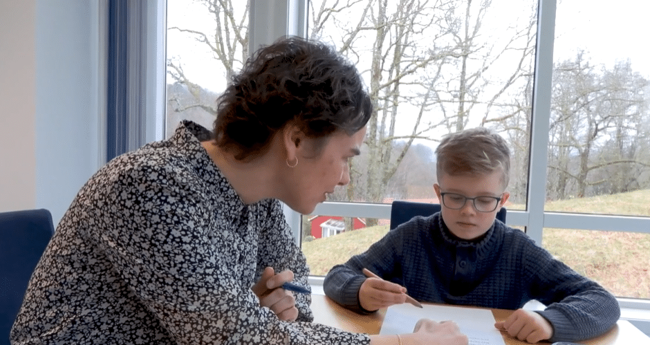 Lærer og elev leser sammen