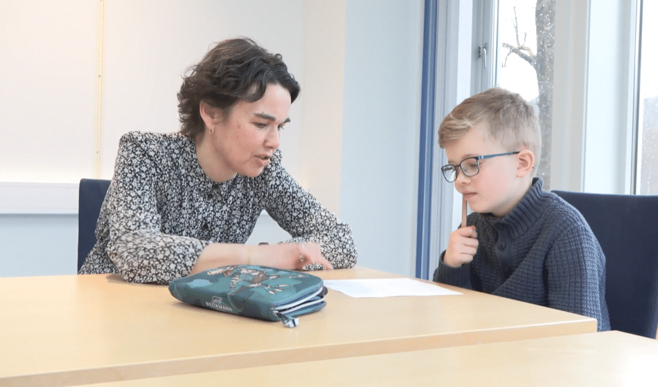 Lærer og elev leser