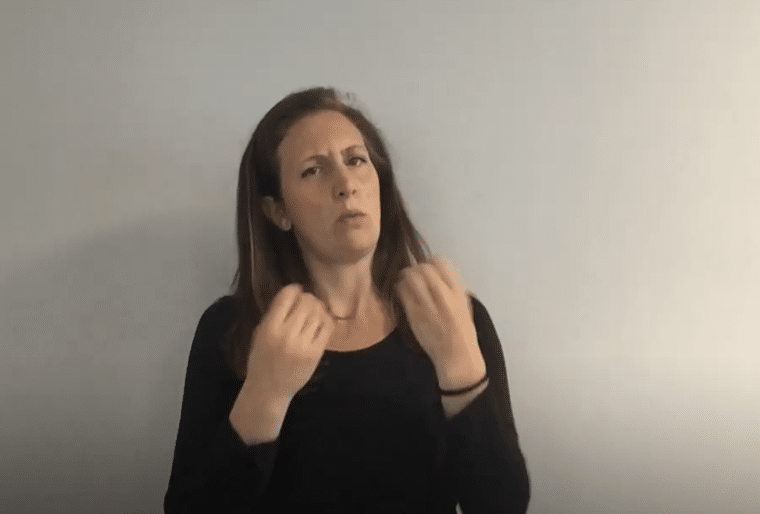 bilde fra film, dame som bruker tegnspråk