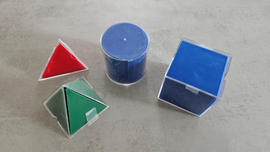 Tredimensjonale figurer av plast; Pyramide, tetraeder (trekantet pyramide), sylinder og kube