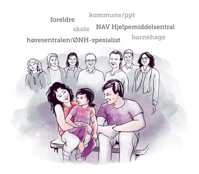 En gruppe glade mennesker står rundt et barn som sitter i midten sammen med foreldrene sine.