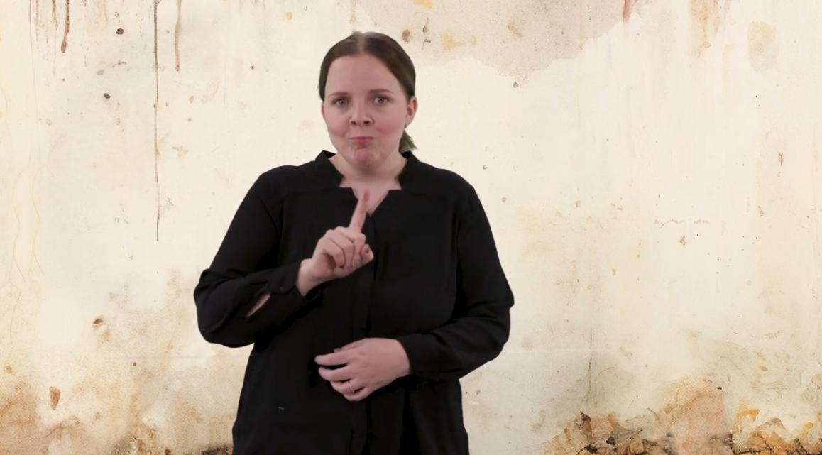 Dame forteller med pekehånd.