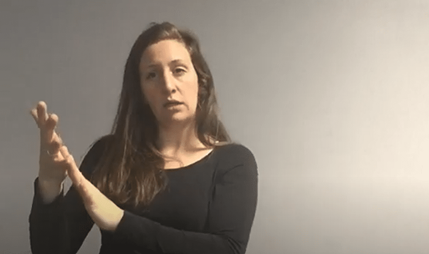 bilde fra film, dame som bruker tegnspråk