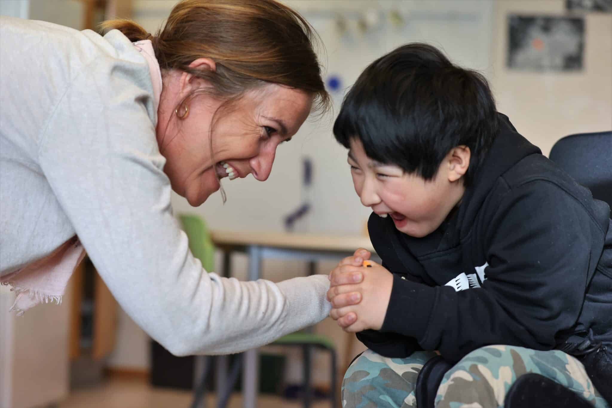 Elev smiler til lærer