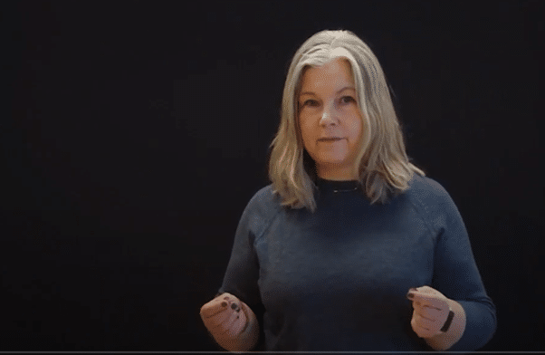 Skjermbilde fra video med kvinnelig foredragsholder