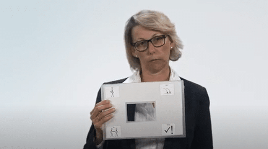 Dame som viser en øyepeketavle