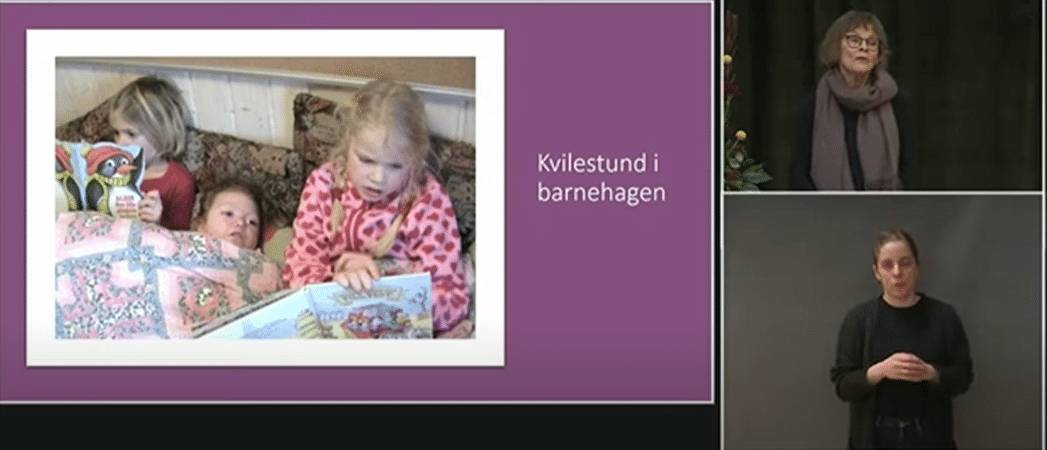Skjermbilde fra en video med en plansje med teksten Kvilestund i barnehagen og et bilde med tre barn, to som leser og ett som ligger i midten. På siden av bildet er det skjermbilde av foredragsholder og tolk