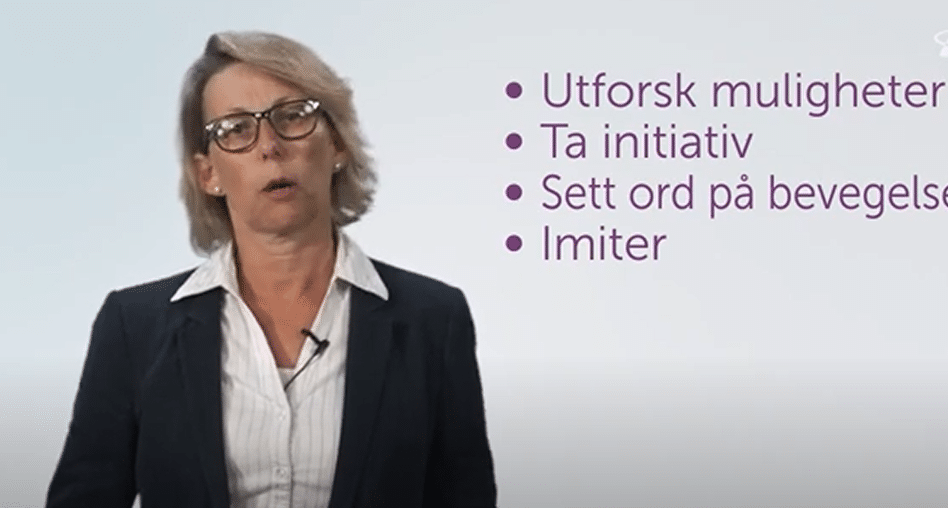 Skjermbilde fra video med teksten utforsk muligheter, ta initiativ, sett ord på bevegelse og imiter