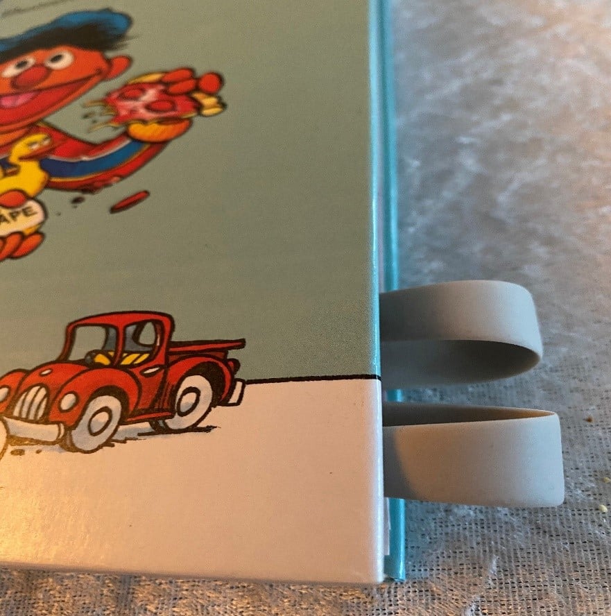Bok med kabelsamler limt på siden