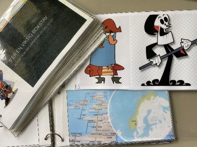 Bok med laminerte bilder.