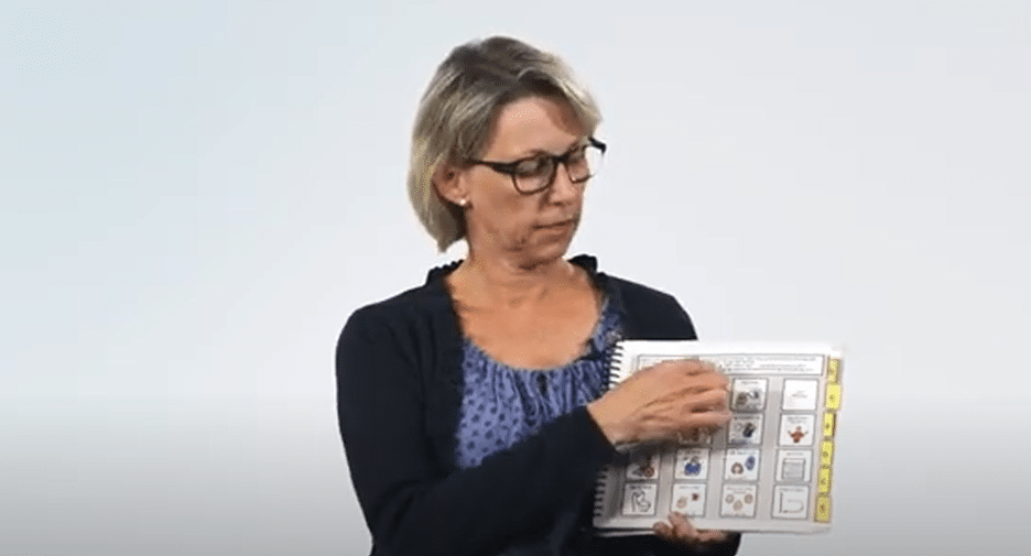 Skjermbilde fra video, dame som viser tematavle