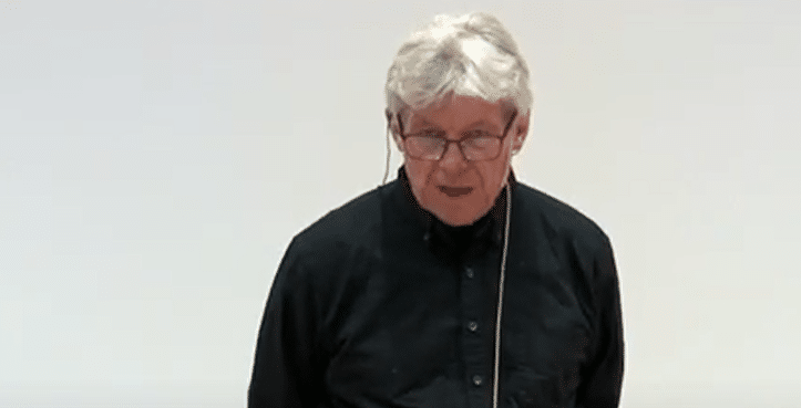 Skjermbilde fra en video, mann som snakker