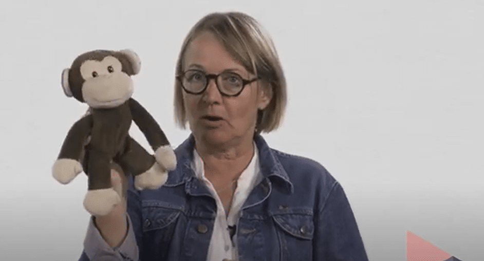 Skjermbilde fra video, dame som viser en tøyape