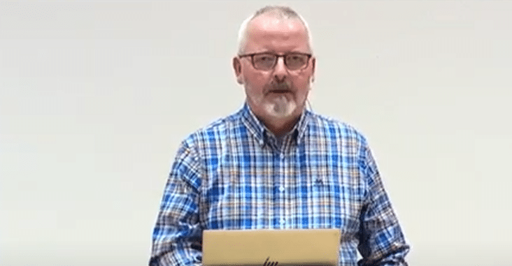 Skjermbilde fra en video, mann som fortelelr