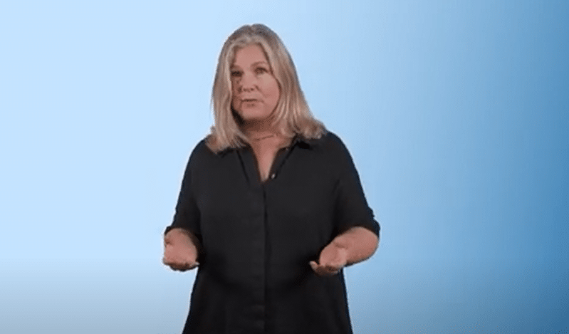Skjermbilde fra en video, dame som forteller