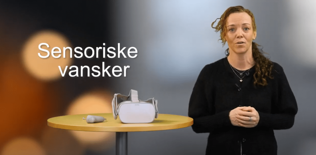 Skjermbilde av dame som snakker om sensoriske vansker