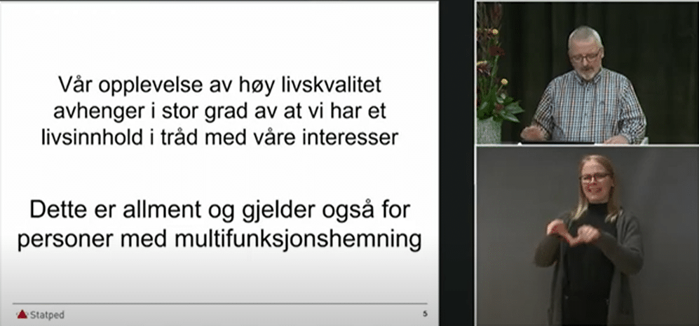 Skjermbilde av en video. Plansje med teksten "Vår opplevelse av høy livskvalitet avhenger i stor grad av at vi har et livsinnhold i tråd med våre interesser. Dette er allment og gjelder også for personer med multifunksjonshemming." Ved siden av er foredragsholder og tolk