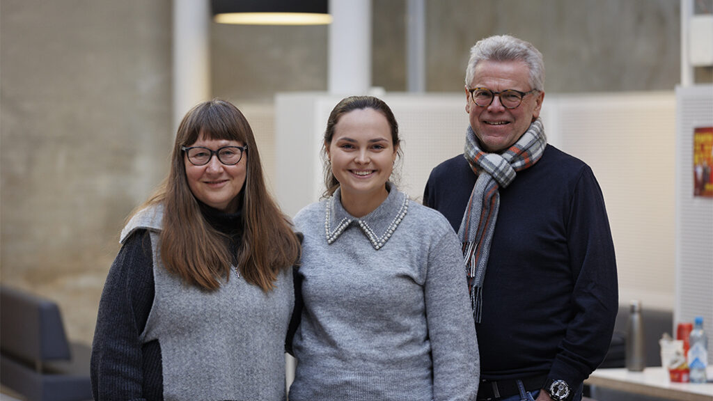 Rådgiver i Statped, Harald Garder Beil står utenfor skolen sammen med Ann Helene og PP-rådgiveren