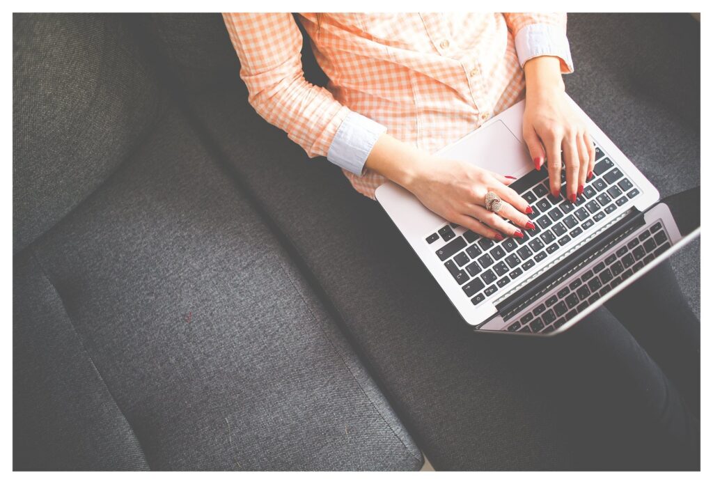 Student som jobber på en MacBook