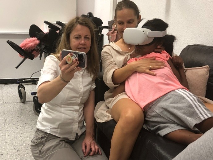 Selma tester VR-briller sammen med to av sine medhjelpere på skolen