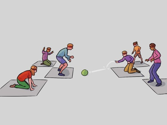 Illustrasjon av en gruppe barn som leker en tilrettelagt balllek. Barna sitter eller kneler på hver sin matte og har bind for øynene. En ball trilles mellom to lag, og barna forsøker å oppfatte og stoppe ballen ved hjelp av lyd og bevegelse.