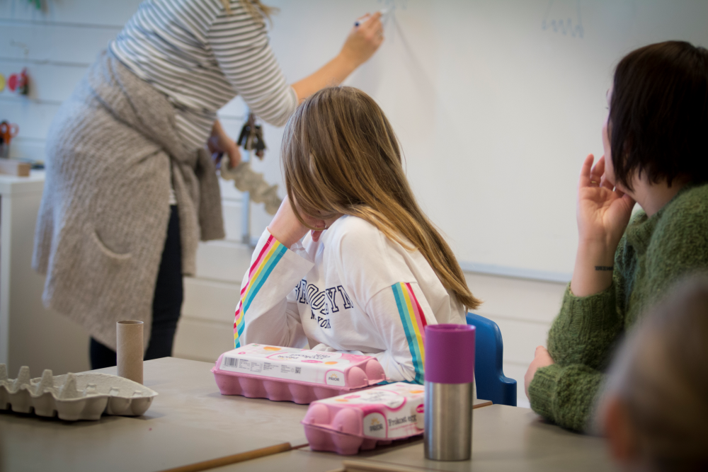 Elever i klasserom ser på tavlen