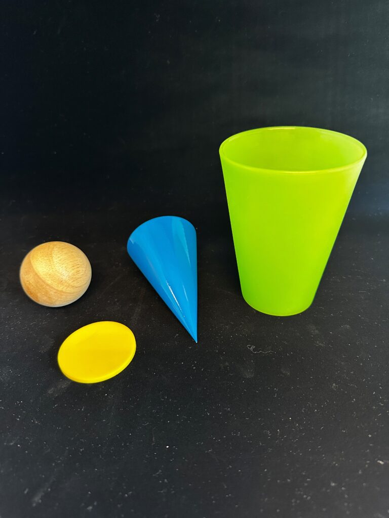 Ulike geometriske figurer som kule, sylinder, sirkel og kjegle