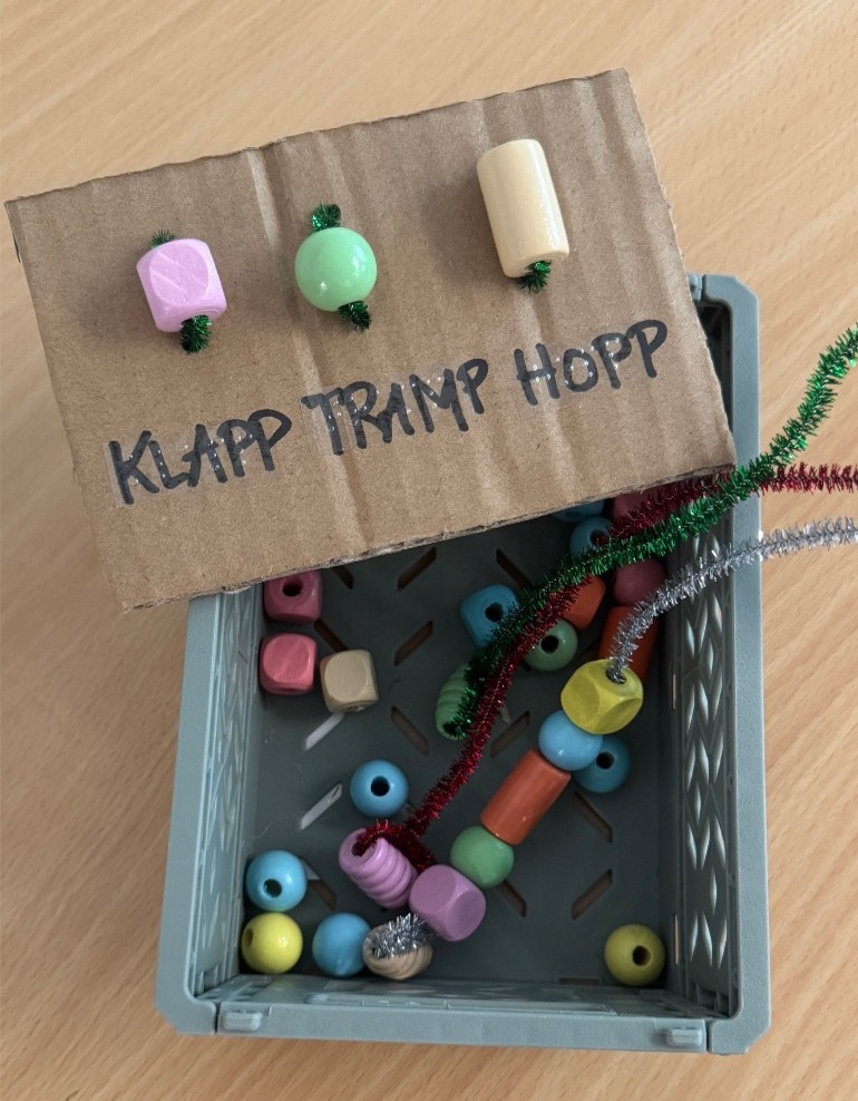 Tre perler som viser hvilke kommandoer perlene har