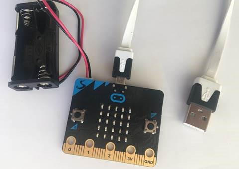 Fra micro:bit startpakke: micro:bit, batteripakke og USB-ledning.
