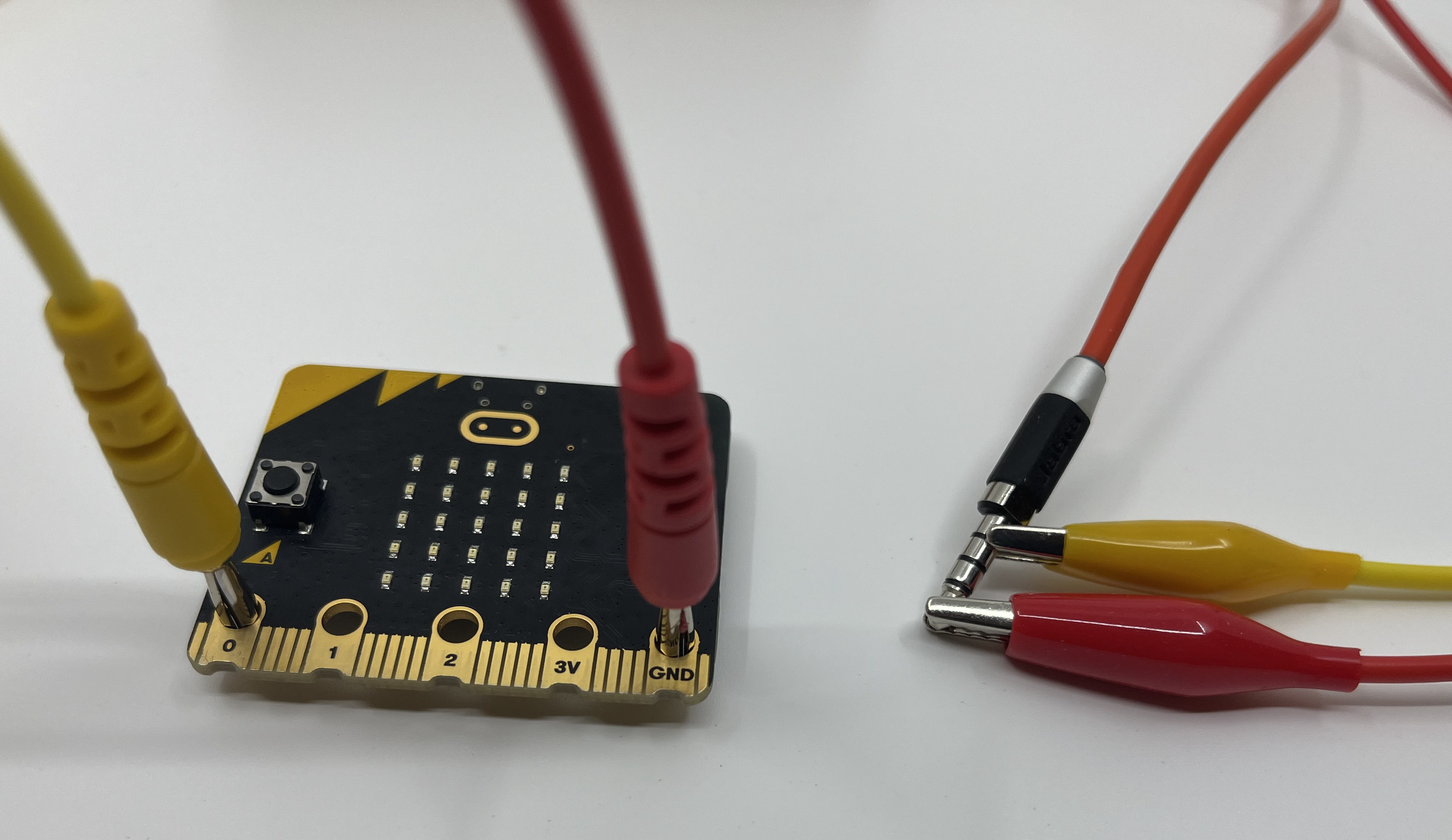 Koble høyttalere til microbit med bananplugger og krokodilleklemmer