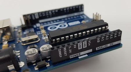 Nærbilde av tilkoblingspunkter på Arduino UNO.