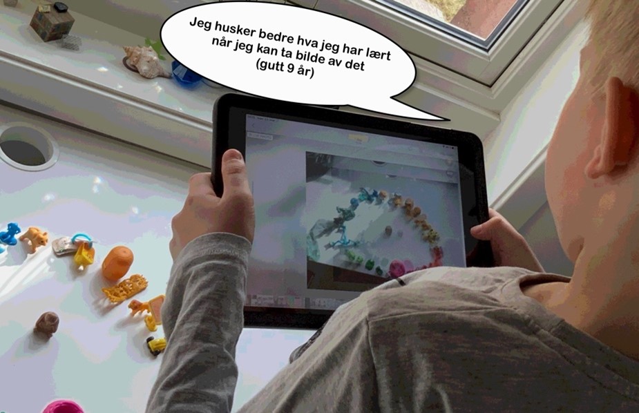 Gutt tar bilde av leker med iPad