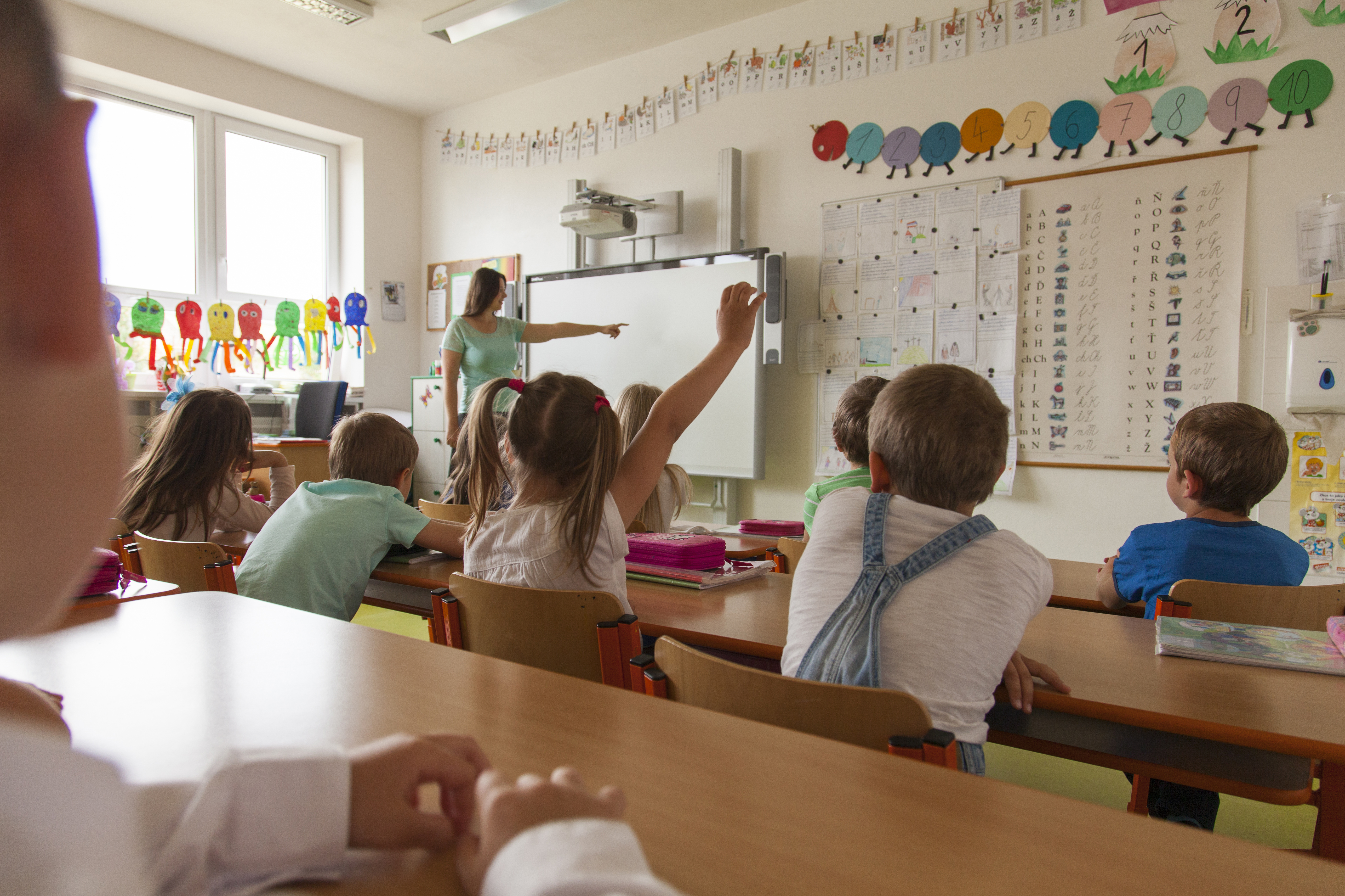 Lærer som går gjennom begreper i klasserommet